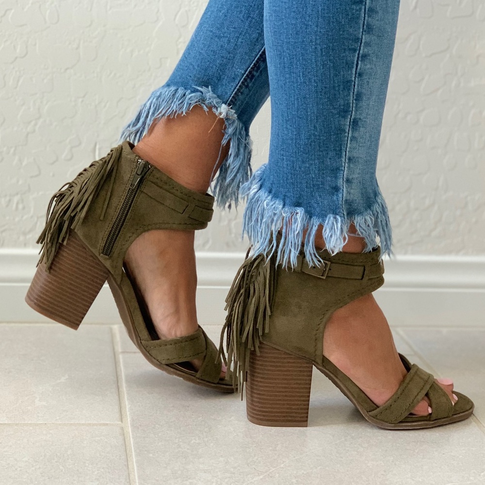 NIB Olive Crisscross Vamp Fringe Block Heel Sandal - Picture 5 of 8